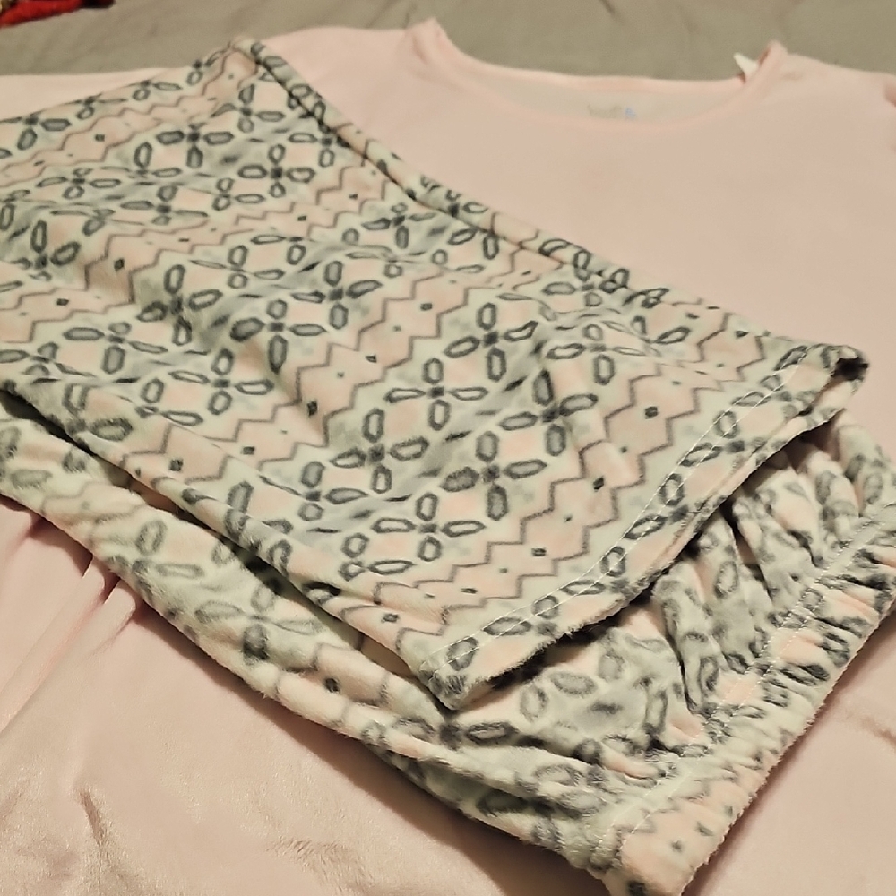 Croft & Barrow Pink and Gray Womens Pajama Set. Brand New. Never Worn